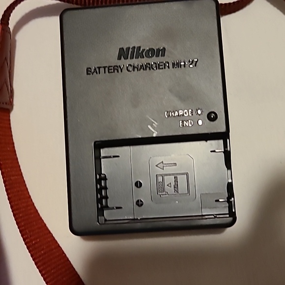 Nikon 1 J1 Digital Camera With Bag Red - Picture 6 of 12